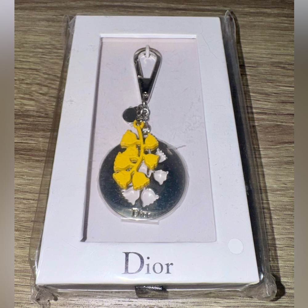 NEW Christian Dior PORTE-CLES ABEILLE Lily of the Valley Charm Yellow/Silver NIB - Picture 3 of 6
